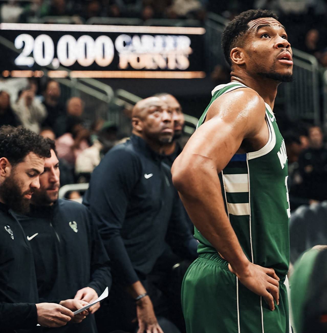 开云体育-字母哥重返赛场，重返赛场首场状态出色，中国队观众沸腾！的简单介绍