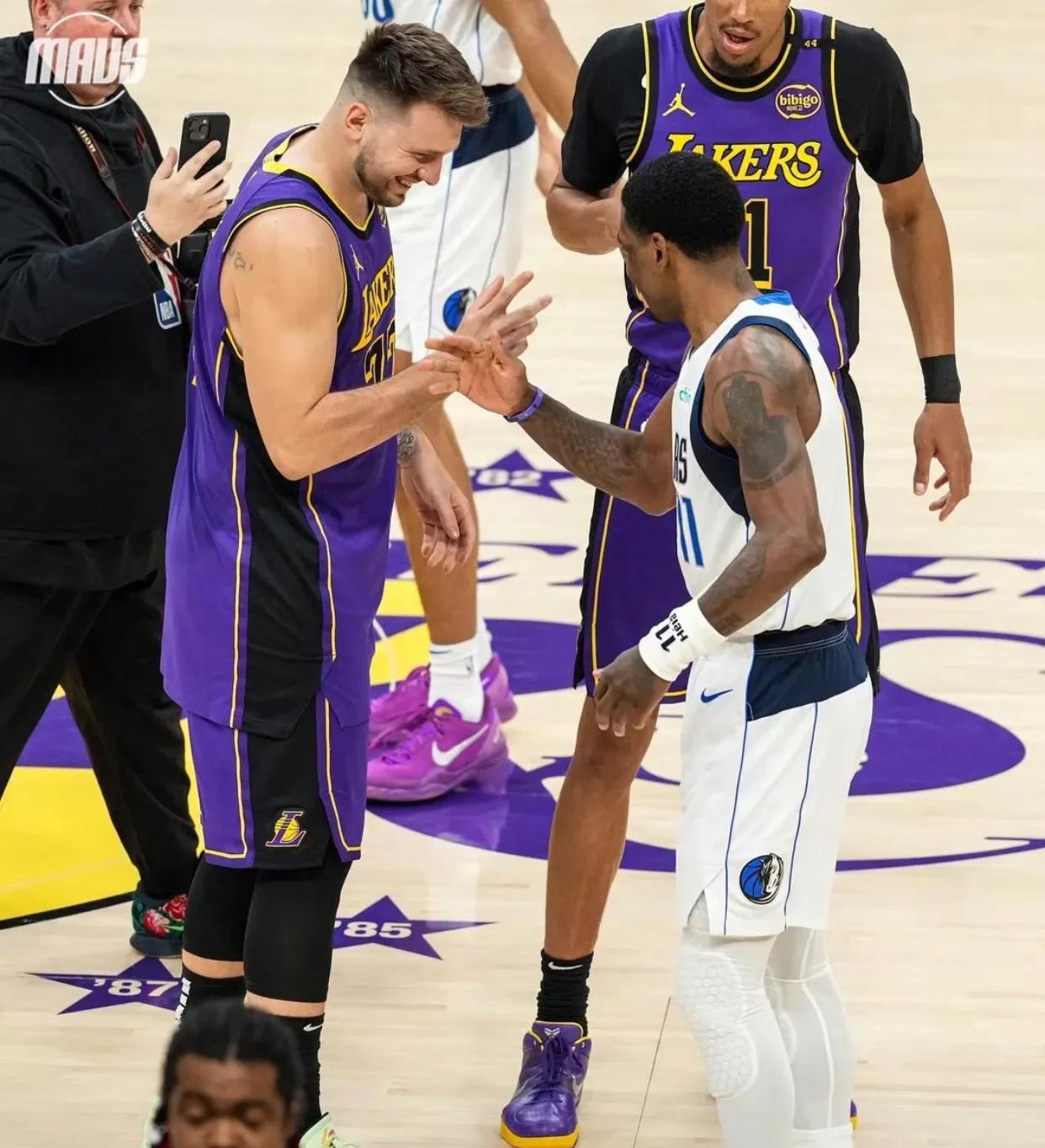 开云-包含詹姆斯焦点对战，浓眉哥与90激战巴黎圣日耳曼分钟，比赛局势复杂胜负难料！的词条